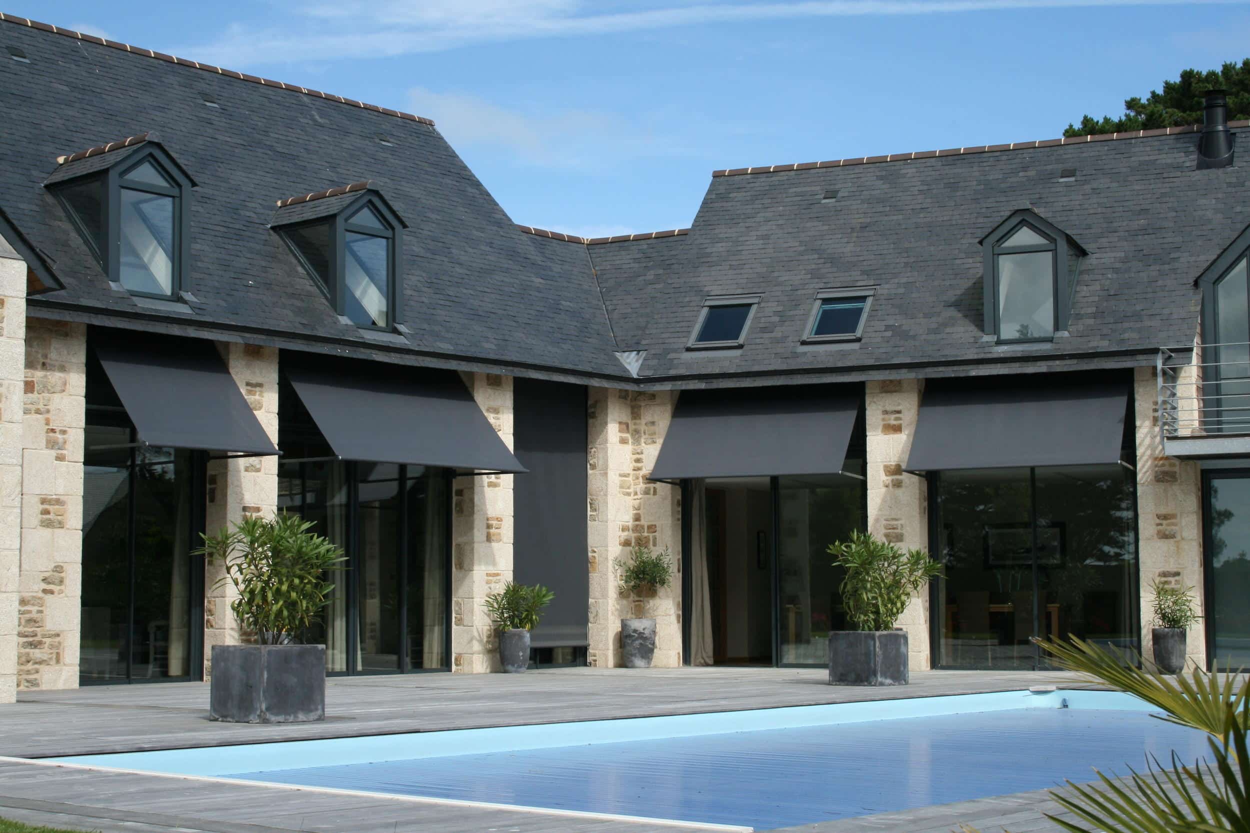Intérieur avec stores à lamelles