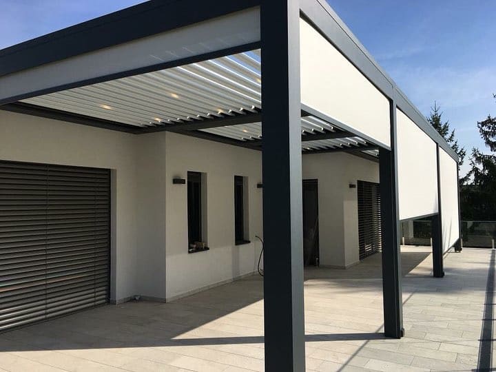 Intérieur avec stores à lamelles